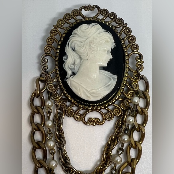 Victorian-Inspired Gold and Black Brooch with Chains - Picture 4 of 8